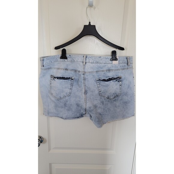 Women's Plus Size Light Acid Wash Distressed Jeweled Short Shorts - Picture 2 of 3